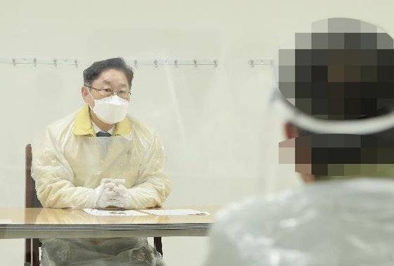 박범계 신임 법무부 장관이 28일 오전 임기 첫 일정으로 신종 코로나바이러스 감염증(코로나19) 관련 방역 상황을 점검하기 위해 서울 송파구 동부구치소를 찾아 격리 해제된 수용자의 의견을 청취하고 답변하고 있다. 사진 법무부