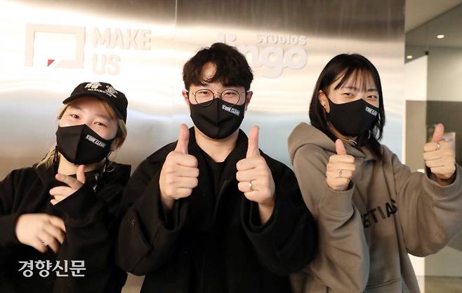 62명의 래퍼가 참여한 초대형 단체곡 ‘격리해제’를 만든 딩고프리스타일팀의 장백산, 박동준, 김민정 PD(왼쪽부터) /김영민 기자