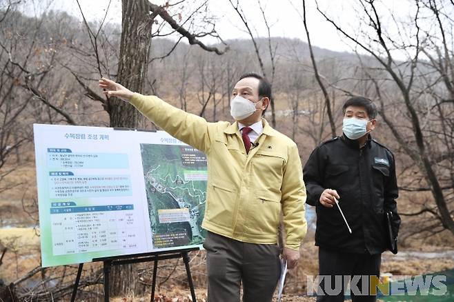 지난 26일 추모공원 수목장림 사업현장을 점검하는 모습.