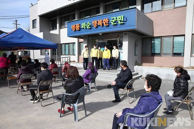 전남 곳곳에서 코로나19 지역감염이 잇따르면서 주민들의 불안이 커지고 있다. 화순군 사평면사무소에 마련된 선별진료소에서 주민들이 거사를 기다리고 있다.[사진=화순군]