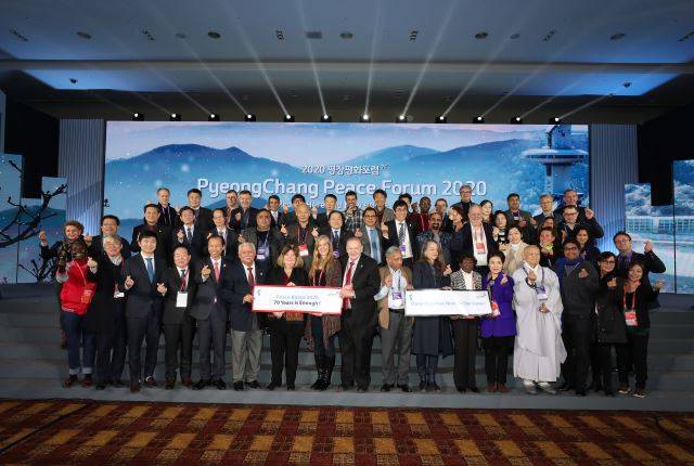지난해 2월 11일 평창 알펜시아 컨벤션센터에서 열린 2020평창평화포럼에서 참가자들이 포럼 결과물을 담은 ‘평창평화포럼 결의안’을 채택해 발표하고 있다. 강원도 제공