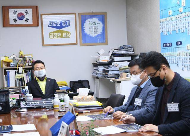 안승남 구리시장(왼쪽)이 27일 ‘구리시 철도망 확충 사전타당성조사 용역 중간보고회’에서 GTX-B 갈매역 정차 관련 보고를 듣고 있다. 구리시 제공