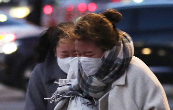 전국에 강풍 특보가 발효된 28일 오후 서울 광화문 거리에서 시민들이 강한 바람에 몸을 웅크린 채 걷고 있다. 기상청은 29일 아침 최저기온이 영하 10도 안팎으로 떨어지는 등 강풍과 추위가 지속될 것으로 전망했다. [이충우 기자]