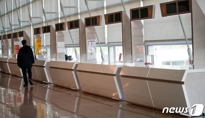 코로나19 확진자가 처음 발생한 지 1년째 되는 날인 지난 20일 인천국제공항 1터미널 여행사 카운터가 비어있다. /사진=뉴스1