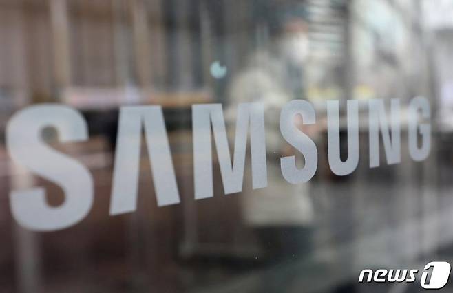 (서울=뉴스1) 박정호 기자 = 삼성전자가 연결기준으로 2020년 연간 영업이익이 35조9939억원으로 전년 동기 대비 29.62% 증가했다고 공시한 28일 서울 강남구 서초동 삼성사옥으로 직원들이 오가고 있다.   삼성전자는 지난해 신종 코로나바이러스 감염증(코로나19) 여파에도 불구하고 역대 3번째로 높은 236조원대의 연 매출을 기록했다. 2021.1.28/뉴스1