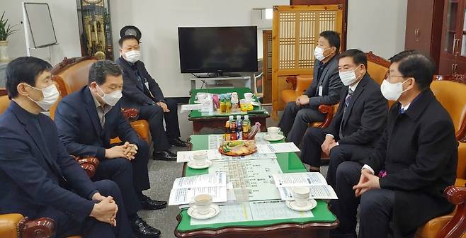 강인규 나주시장(오른쪽, 첫번째), 국회 산자위 이학영위원장, 신정훈 의원실(왼쪽 두번째)을 방문해 '한전공대 특별법' 조속한 통과를 요청했다.