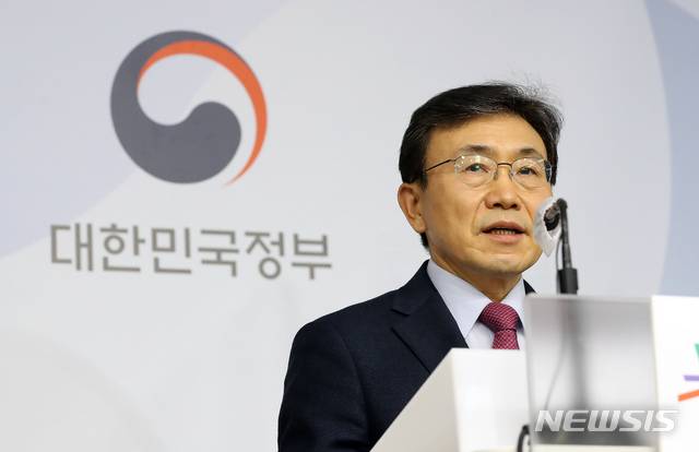 [세종=뉴시스]강종민 기자 = 권덕철 보건복지부 장관이 25일 오후 정부세종청사에서 코로나19 조기 극복 및 포용적 일상 회복에 중점을 둔 2021년도 업무계획을 발표하고 있다. 2021.01.25.    ppkjm@newsis.com