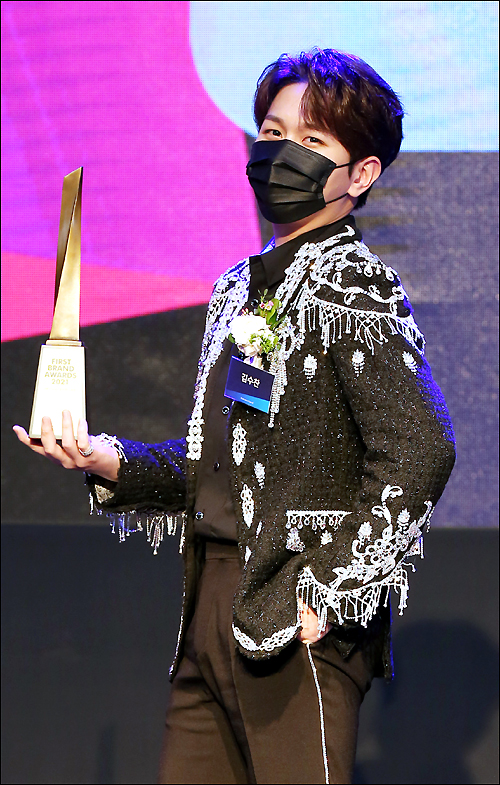Singer Kim Soo Chan poses after winning the Mr. TrotTeiner category at the 2021 South Korea First Brand Grand Prize ceremony held online on the afternoon of the 28th.