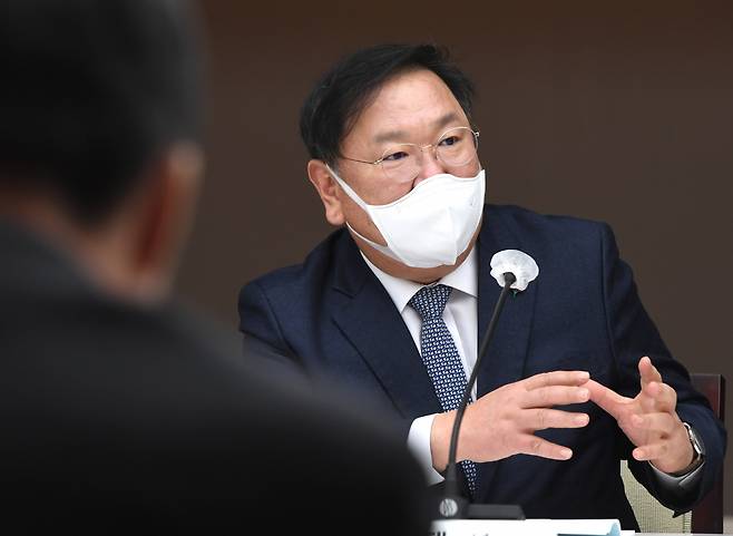 더불어민주당 김태년 원내대표가 28일 오전 서울 중구 대한서울상공회의소 챔버라운지에서 열린 더불어민주당 규제혁신추진단-대한상의 정책간담회에서 인사말을 하고 있다. [연합]
