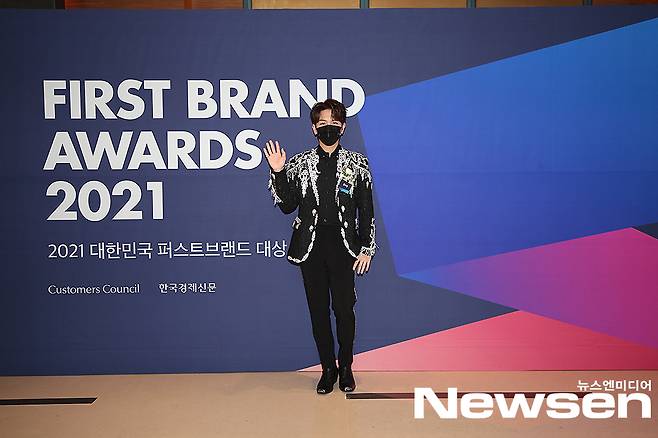 2021 Korea First Brand Awards were held online on the afternoon of January 28th.Kim Soo Chan poses before attending the event. (Photo-providing = Korea Consumer Forum)