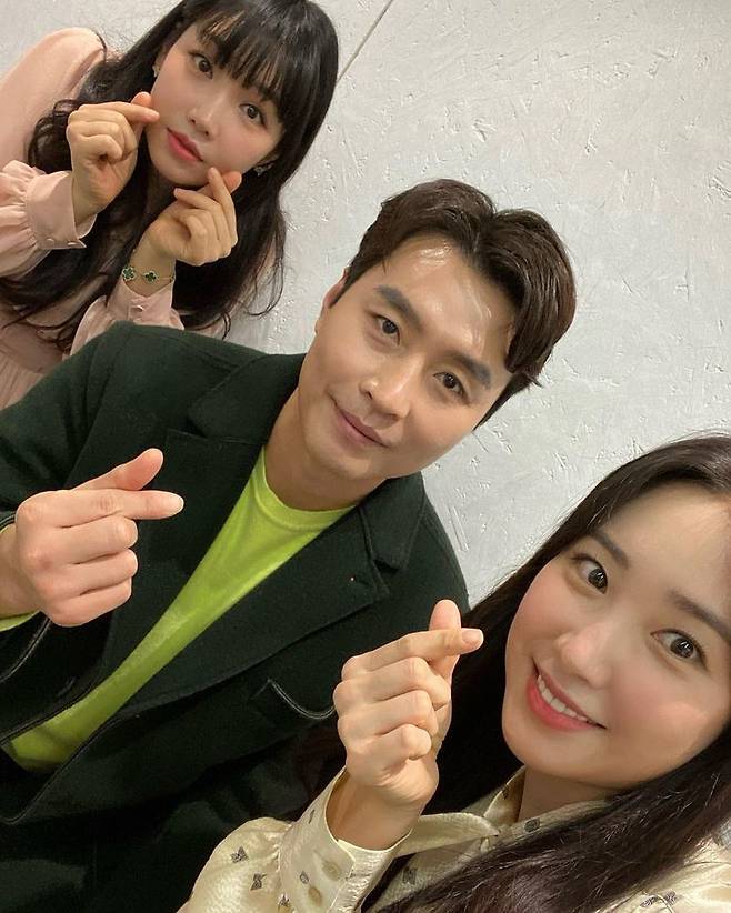 Please look pretty even if its not enough.Choi Hee announcer released a selfie taken with Lee Dong-gook and Lee Yoo-ri.Choi Hee wrote on his personal Instagram account on January 28, Today with my legendary Lee Dong-guk and my lovely Yuri sister! I am nervous about the first broadcast of My Comfortable Cafe.I want you to look pretty even if you are not happy with me. Choi Hee in the public photo is taking a self-portrait with a hand-heart pose with Lee Yoo-ri and Lee Dong-guk.The netizens responded, Three people support my favorites, and I will use my room.Meanwhile, E-channel Mammy Comfortable Cafe starring Choi Hee, Lee Dong-guk and Lee Yo-ri is scheduled to air at 8:50 p.m. today (28th).
