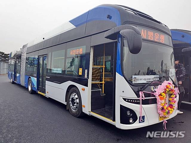 [세종=뉴시스] 23일 부터 세종시 내부순환 노선에 투입되는 신 교통수단인 대용량 전기굴절버스모습.2020.01.20. ssong1007@newsis.com