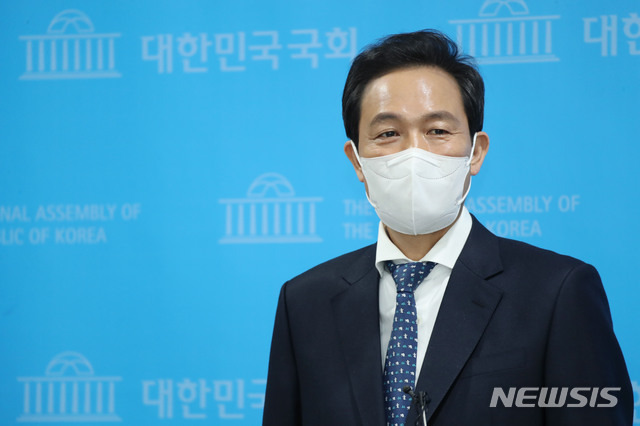[서울=뉴시스]김진아 기자 = 서울시장 보궐선거에 출마한 더불어민주당 우상호 의원이 28일 오전 서울 여의도 국회 소통관에서 8번째 정책 공약 '아동·돌봄 정책'을 발표한 뒤 취재진 질문에 답하고 있다. (공동취재사진) 2021.01.28. photo@newsis.com