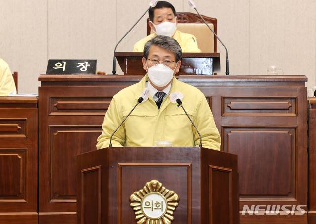 [구례=뉴시스]김석훈 기자 = 김순호 구례군수가 28일 구례군의회에서 전 군민 재난지원금 10만원씩을 2월 6일까지 지급하기 위한 제안설명을 하고 있다. (사진=구례군청 제공) 2021.01.28. photo@newsis.com