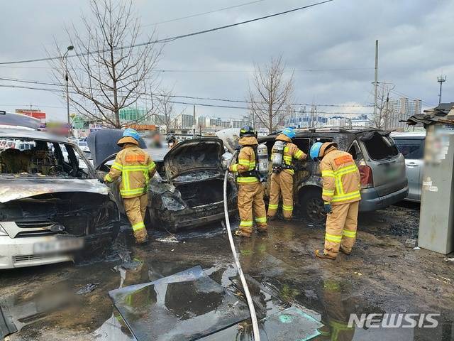 [대구=뉴시스]이지연 기자 = 28일 오후 2시22분 대구 달서구 장동의 한 자동차상사에서 원인을 알 수 없는 불이 나 소방대원들이 진화하고 있다. (사진=강서소방서 제공) 2021.01.28. photo@newsis.com
