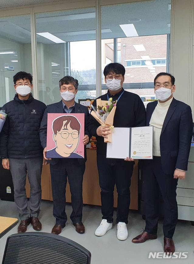 [전주=뉴시스] 전북도 최훈(오른쪽) 행정부지사와 송상재 전북도청노조위원장(왼쪽 두번째) 등이 이달의 혁신주인공으로 선정된 도 보건환경연구원 ‘박종호 주무관’(오른쪽 두번째)을 격려하고 있다. 2021.01.28 photo@newsis.com