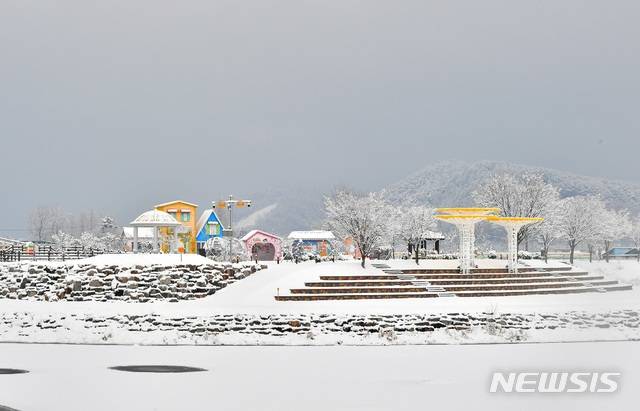 눈 덮인 장성 황룡강 힐링 허브정원