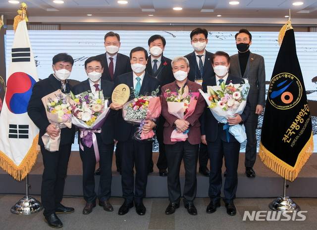 [오산=뉴시스] 곽상욱 오산시장(오른쪽 앞줄 두번째)이 전국평생학습협의회 회장으로 선출된 뒤 기념사진을 찍고 있다. (사진 = 오산시 제공)