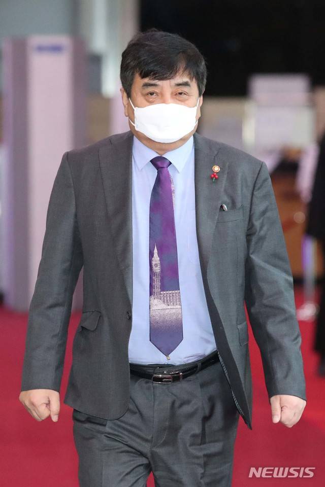 [서울=뉴시스]조수정 기자 = 한상혁 방송통신위원장 29일 오전 서울 종로구 정부서울청사에서 열린 국무회의에 참석하고 있다. 2020.12.29. (공동취재사진) photo@newsis.com