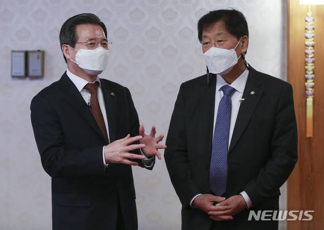 [서울=뉴시스]김병문 기자 = 김용범(왼쪽) 기획재정부 1차관과 윤후덕 국회 기획재정위원장이 28일 오후 서울 종로구 총리공관에서 '코로나19 영업 손실보장, 제도화 방안' 주제로 열린 제34차 목요대화를 앞두고 대화 나누고 있다. (공동취재사진) 2021.01.28. photo@newsis.com