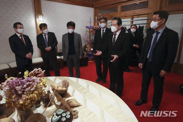 [서울=뉴시스]김병문 기자 = 정세균 국무총리가 28일 오후 서울 종로구 총리공관에서 '코로나19 영업 손실보장, 제도화 방안' 주제로 열린 제34차 목요대화에서 참석자들과 대화를 나누고 있다. (공동취재사진) 2021.01.28. photo@newsis.com