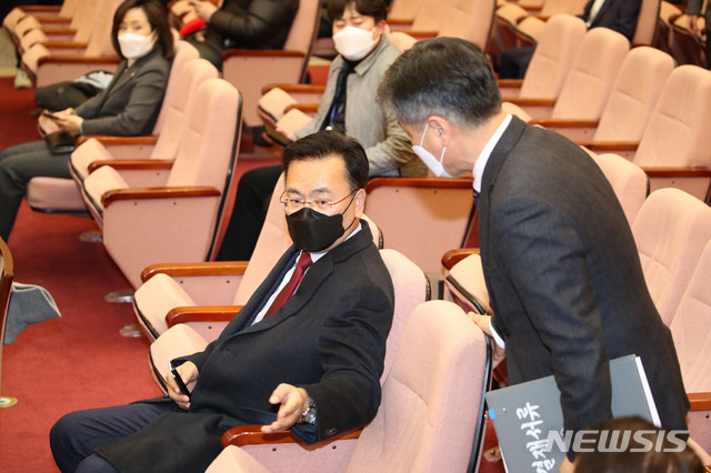 [서울=뉴시스]김선웅 기자 = 국민의힘 법사위 유상범 의원이 28일 오후 서울 종로구 헌법재판소 대심판정에서 열린 고위공직자범죄수사처(공수처)에 대해 청구된 헌법소원 심판 사건 선고 시작에 앞서 헌재 관계자와 대화하고 있다. 2021.01.28. mangusta@newsis.com