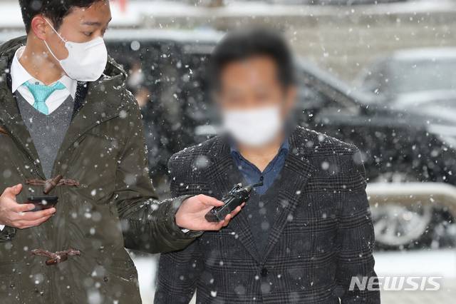 [서울=뉴시스]이윤청 기자 = 옵티머스자산운용 펀드 사기 연루 의혹을 받는 해덕파워웨이 자회사 세보테크의 고모 전 부회장이 구속 전 피의자 심문(영장실질심사)에 출석하기 위해 28일 서울 서초구 서울중앙지방법원으로 향하고 있다. 2021.01.28. radiohead@newsis.com