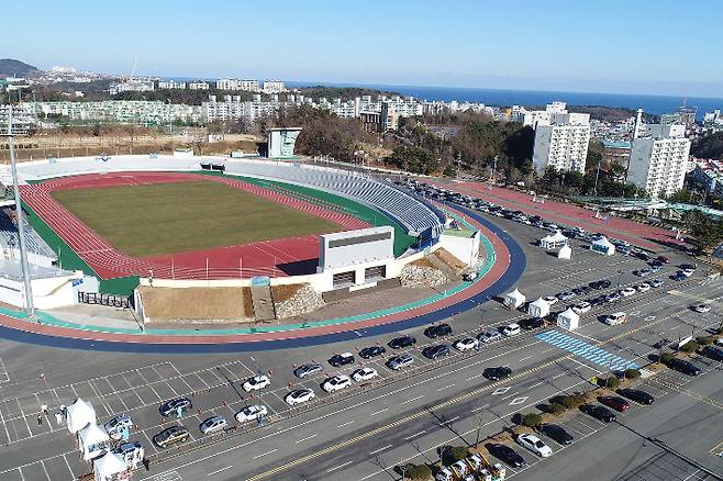 지난 달 20일 검사를 받기 위해 드라이브 스루 선별진료소를 찾은 동해시민들의 차량행렬. 동해시청 제공