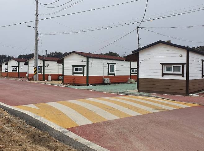 고성군 토성면 용촌1리 마을에 여전히 자리하고 있는 임시컨테이너들. 유선희 기자