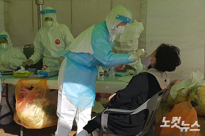 코로나19 검체 모습. 김대기 기자