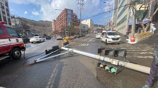 강풍으로 넘어진 신호등 (사진=서울시 북부도로사업소 제공, 연합뉴스)