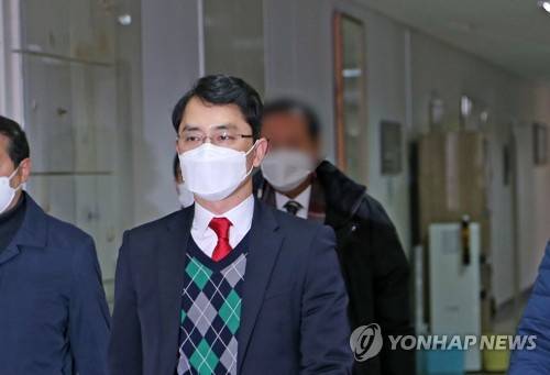 28일 대구지법 포항지원에서 국민의힘에서 탈당한 무소속 김병욱 국회의원이 재판을 받기 위해 들어서고 있다./연합뉴스