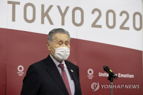 모리 요시로 도쿄올림픽·패럴림픽 조직위원회(TOGOC) 위원장이 28일 도쿄 TOGOC 본부에서 토마스 바흐 국제올림픽위원회(IOC) 위원장과 화상 회담 후 기자회견을 하고 있다. /AP연합뉴스