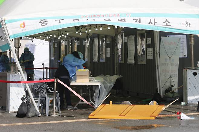 서울 등 수도권에 강풍주의보가 발효된 28일 서울역광장에 설치된 임시선별진료소가 강풍에 의해 휘청이고 있다. 연합뉴스.