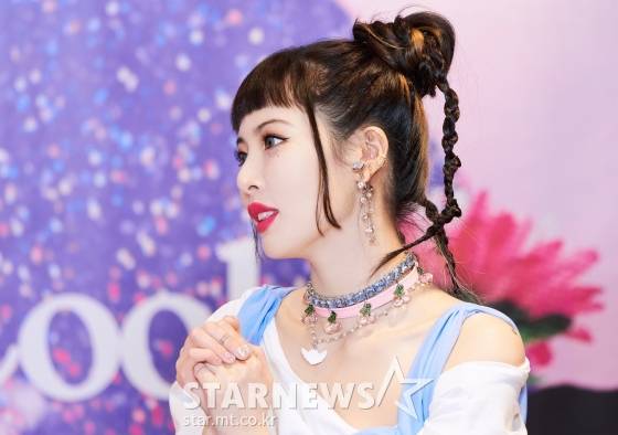 가수 현아가 28일 오후 온라인 생중계로 진행된 7번째 미니앨범 'I'm Not Cool' 발매 기념 쇼케이스에서 대화를 하고 있다. /사진제공=피네이션