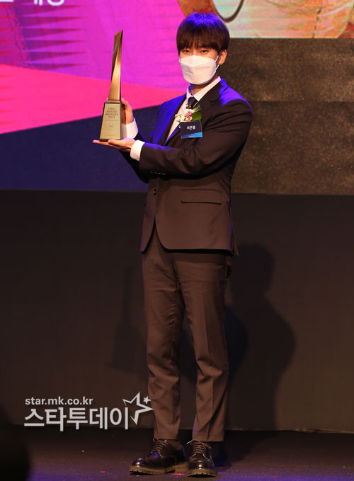 Singer Seo Eunkwang attended the 2021 Korea First Brand Award ceremony held at Conrad Hotel in Yeouido, Seoul on the afternoon of the 28th.