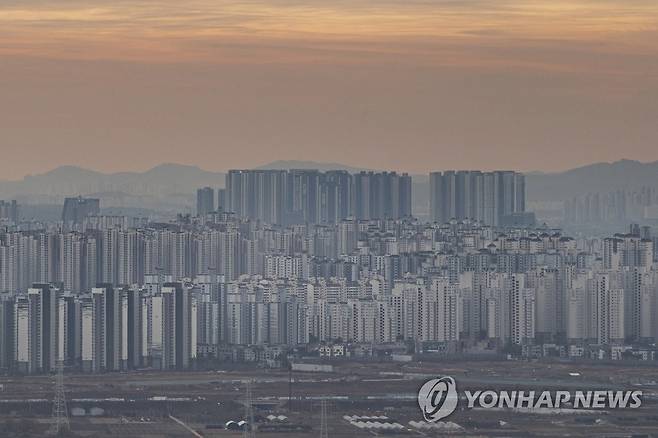 '아파트 공화국'…경기도 파주시 접경지역에서 바라본 운정·일산신도시 모습 [연합뉴스 자료사진]