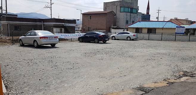 빈집을 철거한 자리에 조성한 주차장 [동두천시 제공. 재판매 및 DB 금지]