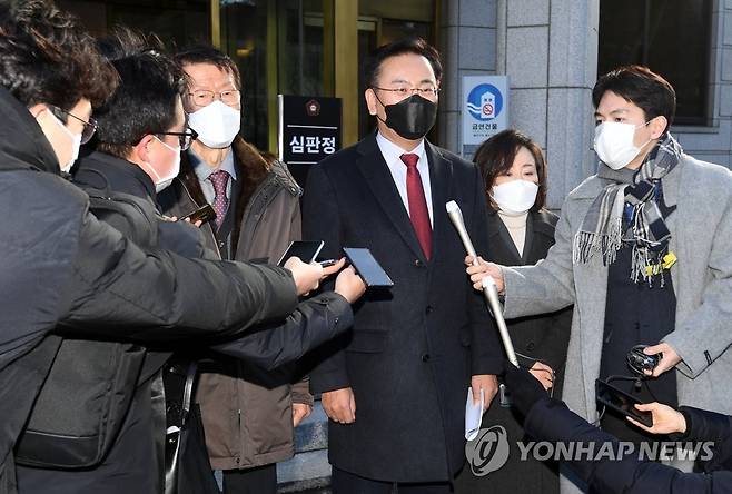 공수처법 헌재 판결 관련 입장 발표하는 유상범과 전주혜 (서울=연합뉴스) 김인철 기자 = 국민의힘 법사위원인 유상범, 전주혜 의원이 28일 오후 서울 종로구 헌법재판소에서 고위공직자범죄수사처 설치 및 운영에 관한 법률 헌법소원 심판 사건 선고와 관련해 입장을 밝히고 있다.       이날 헌법재판소는 공수처 설치 및 운영에 관한 법률이 권력분립 원칙에 반한다는 헌법소원 심판에서 합헌 결정을 내렸다. 2021.1.28 yatoya@yna.co.kr