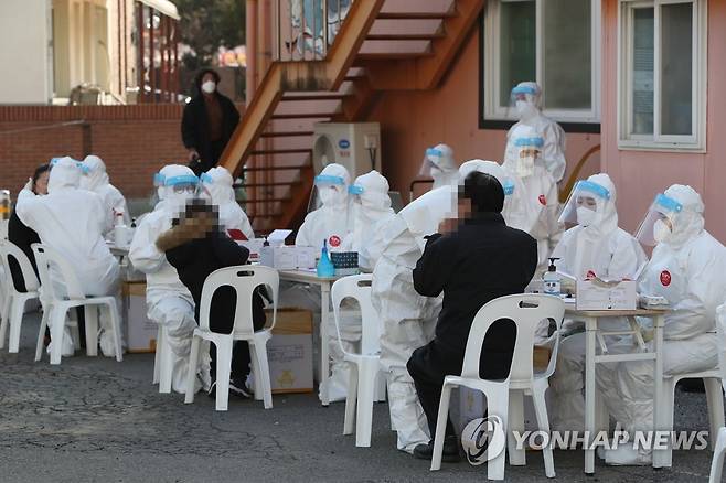 신도 집단감염에 광주 안디옥교회 전수 검사 (광주=연합뉴스) 정회성 기자 = 신종 코로나바이러스 감염증(코로나19) 집단 확진이 발생한 광주 서구 안디옥교회에서 28일 오전 신도들이 전수 검사에 참여하고 있다. 신도가 1천500명 규모인 안디옥교회는 최근 집합 예배를 했고, 신도 등 21명(오전 9시 기준)이 확진됐다. 2021.1.28 hs@yna.co.kr
