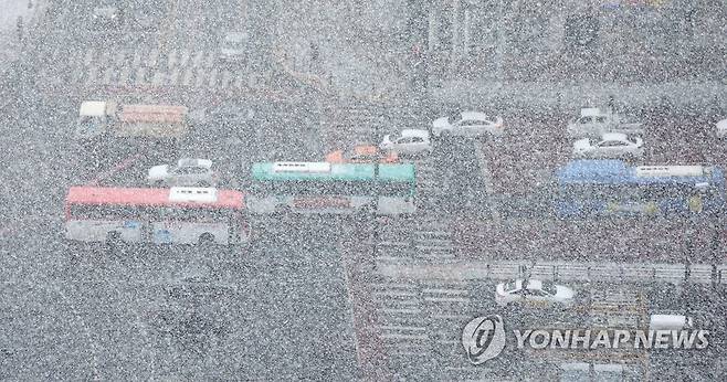 짧고 강한 눈 (고양=연합뉴스) 김병만 기자 = 28일 오전 경기 고양시에 눈이 내려 한치 앞을 분간하기 힘든 도로를 차들이 조심스럽게 운행하고 있다. 기상청은 서울과 경기 북부에 오전 중 2시간 이내의 짧고 강한 눈이 내릴 것으로 예상했다. 2021.1.28 kimb01@yna.co.kr