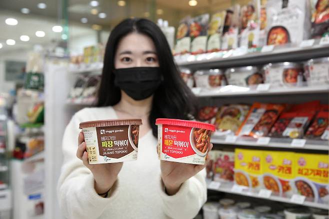 편의점 GS25에서 판매하는 비건(동물성 식품을 섭취하지 않는 엄격한 채식) 간편식 떡볶이 2종.(사진=GS25)