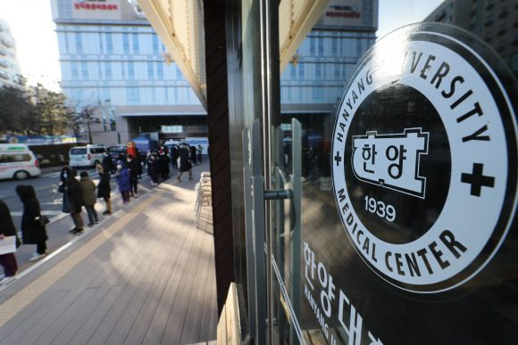 [사진=코로나19 무더기 확진자 나온 서울 성동구 한양대병원]