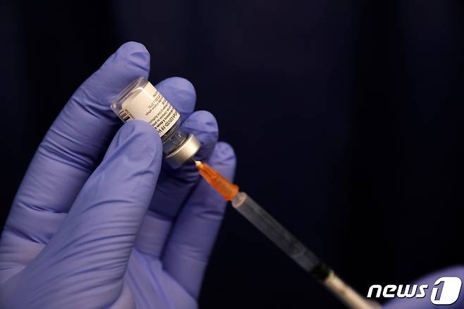 프랑스의 한 외딴 마을에서 접종되고 있는 코로나19 백신. © 로이터=뉴스1