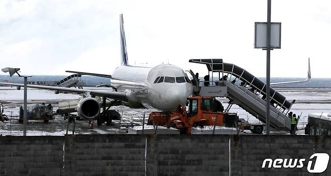 (제주=뉴스1) 홍수영 기자 = 29일 제주도에 강풍주의보가 발효 중인 가운데 산지에 내린 눈으로 일부 도로 운영에 차질이 빚어지고 있다. 반면 항공편은 비교적 정상 운항되고 있다. 사진은 지난 9일 오전 제주국제공항에 도착한 항공기에서 승객들이 내리고 있는 모습.2020.1.9 /뉴스1 © News1 오미란 기자