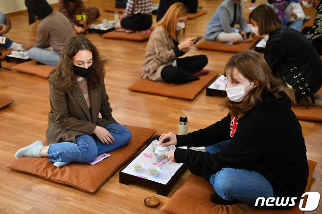 전국에서 외국인이 가장 많은 경기도 다문화정책이 다양성을 인정하고 상생하는 방향으로 나가야 한다는 의견이 제시됐다. 사진은 지난해 10월7일 미주 지역 국적을 가진 외국인 한국관광공사 SNS 기자단이 여주 신륵사에서 다도 체험을 하고 있다. (한국관광공사 제공) 2020.10.7/뉴스1