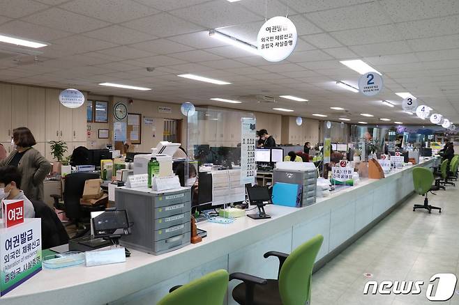 옥천군이 사무공간을 재배치한 군청 종합민원실. (옥천군 제공) © 뉴스1