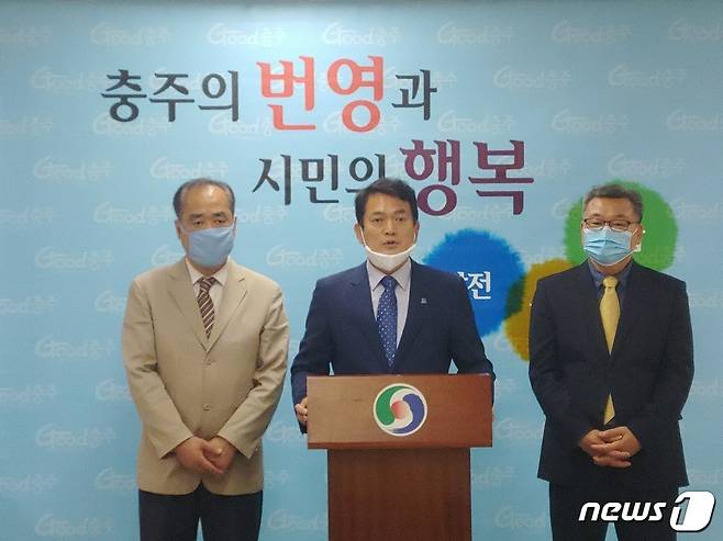 20일 4·15 총선에 출마했던 민주당 김경욱 국토부 전 차관이 충주시청에서 기자회견을 열고 충주발전에 변함없이 노력할 것을 밝히고 있다.2020.4.20/© 뉴스1