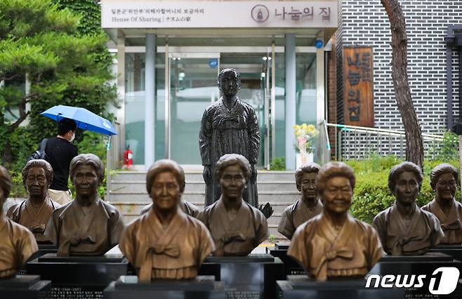 나눔의집 후원금 유용 의혹 등이 불거진 가운데 24일 경기도 광주시 퇴촌면 나눔의 집에 먼저 세상을 떠난 할머니들의 흉상과 소녀상이 세워져 있다. 2020.6.24 /뉴스1 © News1 허경 기자