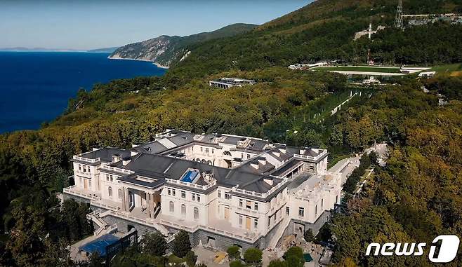 25일 (현지시간) 러시아 야권 지도자 알렉세이 나발니가 흑해 연안에 있는 블라디미르 푸틴 러시아 대통령의 비밀 궁전이라고 폭로한 저택의 모습이 보인다. © AFP=뉴스1 © News1 우동명 기자